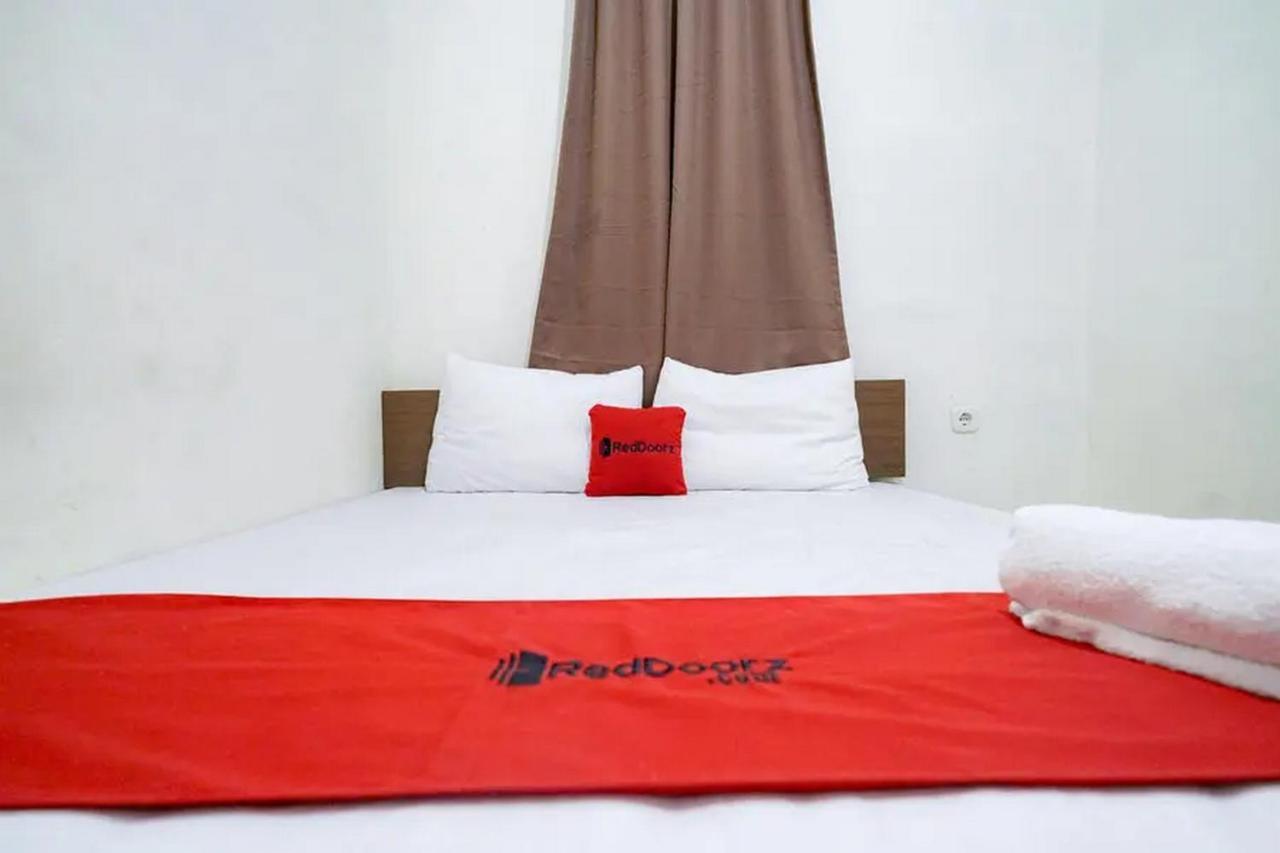 Отель Reddoorz Near Ekowisata Mangrove Белаван Экстерьер фото
